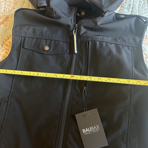 Baubax Women's Black Hooded Travel Vest with accessories - Picture 13 of 15